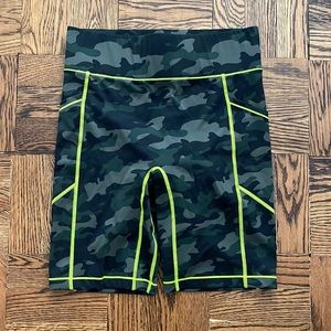 All access Bandier Center Stage 9’’ Pocket Biker Short Olive Camo Med NWT